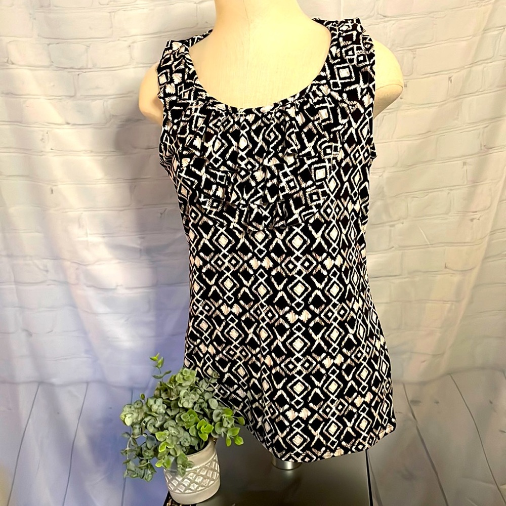 NWT Size Medium Merona Sleeveless top w/ ruffles in the front Black Beige White